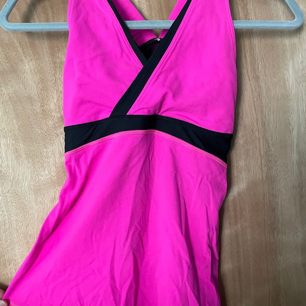 Lululemon neon pink & black athletic women’s tank top